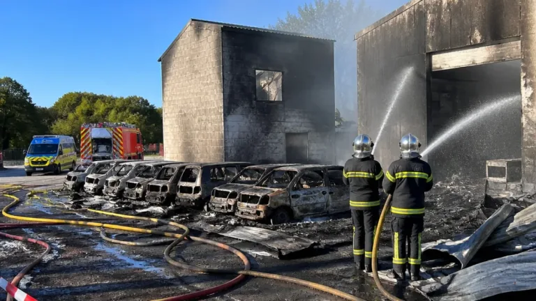 Incendie à La Rouaudière : 22 véhicules brûlés, un hectare touché et un blessé évacué