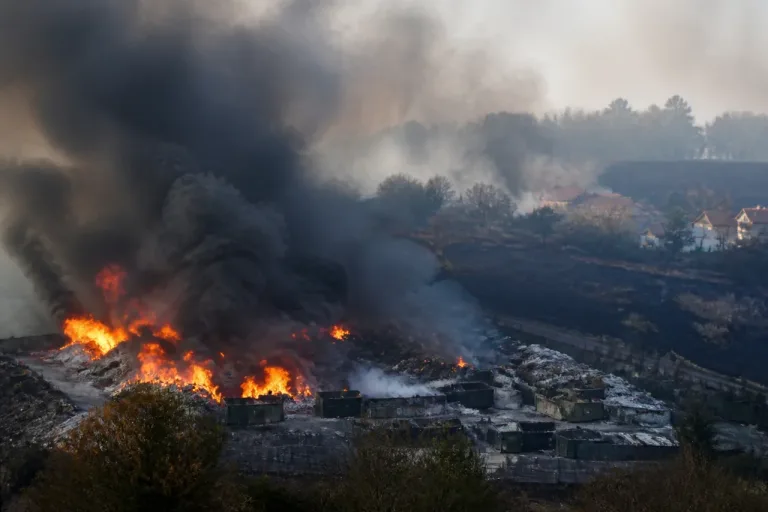 Incendie à Luzy : la déchetterie ravagée, 21 hectares brûlés, trois maisons menacées