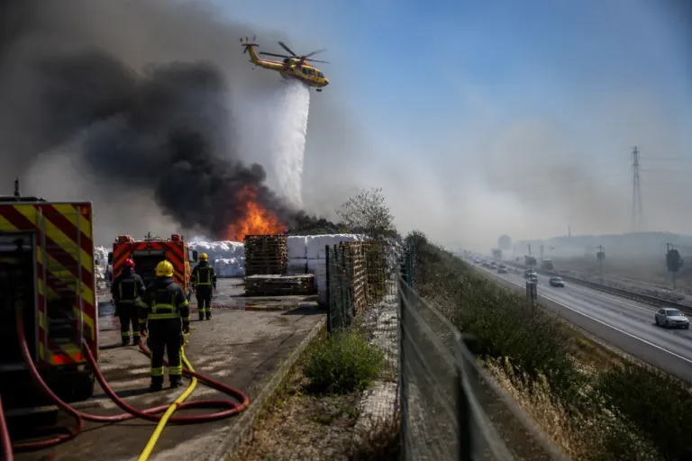 Incendie à Milhaud, aux portes de Nîmes : foyer parti d’un site industriel, fumées visibles