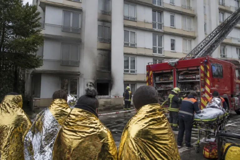 Incendie aux Couronneries: 90 habitants évacués à Poitiers, 12 personnes incommodées