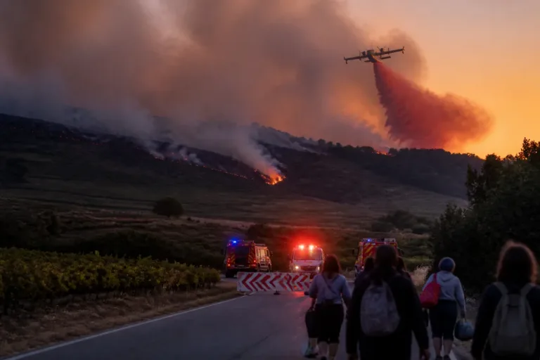 Incendie dans le Minervois : environ 700 hectares parcourus, évacuations et routes coupées