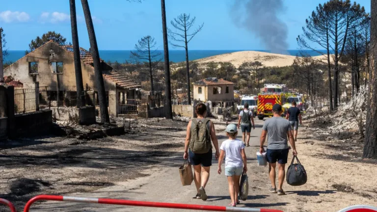 Incendie de Biscarrosse : l'alerte retombe, des retours encadrés mais la prudence reste de mise
