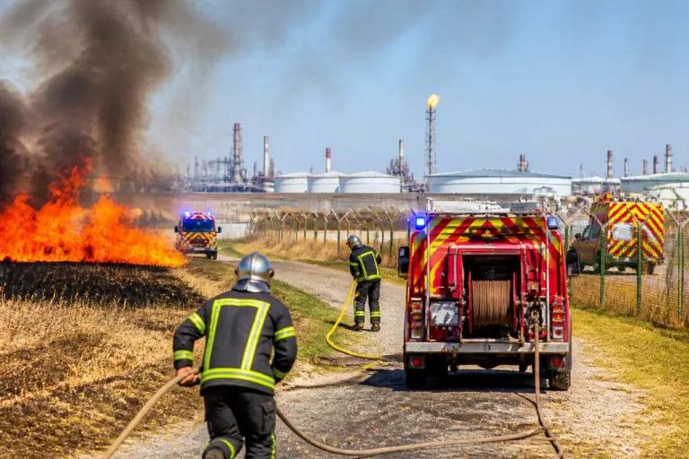 Incendie de champ à Donges: deux hectares touchés, intervention en cours près de la raffinerie