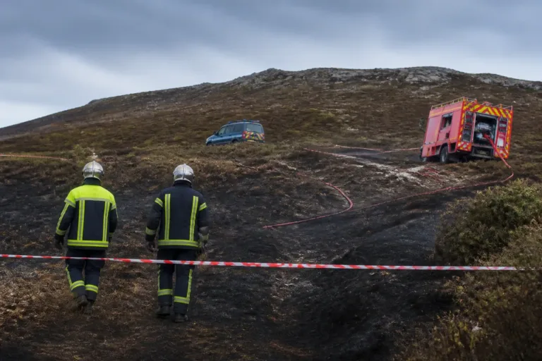 Incendie du Ménez Hom éteint : 30 hectares détruits et une enquête en cours à Plomodiern