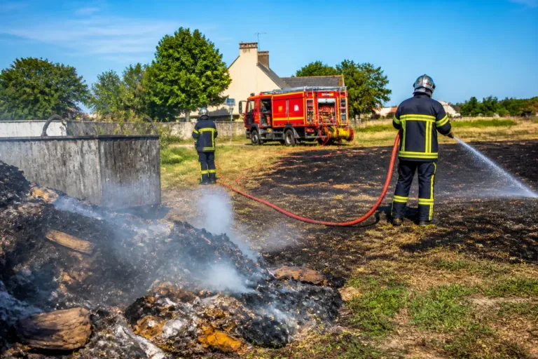 Incendie en pleine canicule à Saint-Lô : un restaurateur verbalisé, 5 000 m² détruits