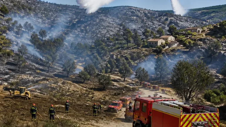 Incendie fixé en Lozère après 150 hectares brûlés, trois pompiers blessés