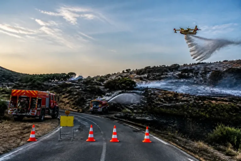 Incendie Hérault–Aude fixé au petit matin : massifs fermés et routes coupées dans l’Aude
