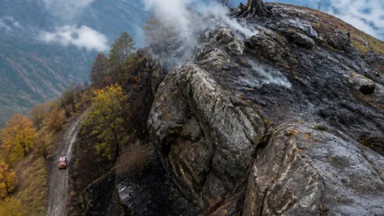 Incendie maîtrisé au Rocher de Touard : la pluie a éteint les flammes, la vigilance reste de mise