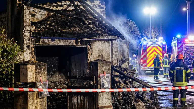 Incendie nocturne à Davézieux : une maison entièrement détruite, une enquête ouverte
