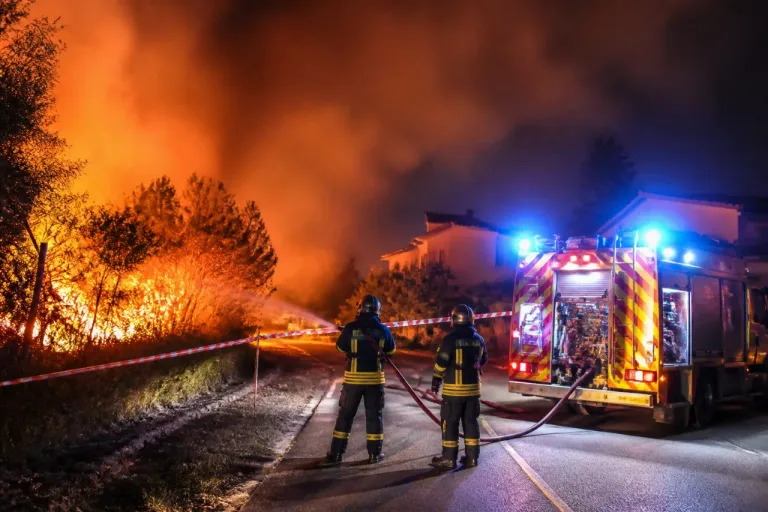 Incendie nocturne à Nîmes : 12 évacués et 4 ha brûlés près de la route d’Uzès