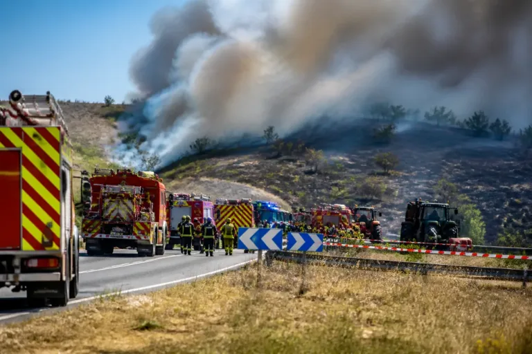 Incendie près de Cahors : la RD 820 coupée, une trentaine de véhicules et une centaine de pompiers engagés