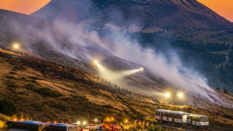 Incendie sur une pente du Puy de Dôme : 3 000 spectateurs évacués, aucun blessé