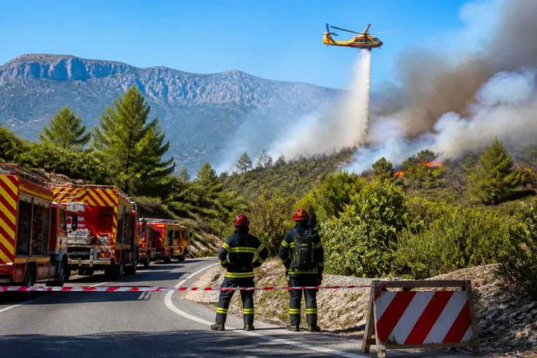Incendies à Castellane et Vachères : plus de 40 pompiers mobilisés, secteurs à éviter
