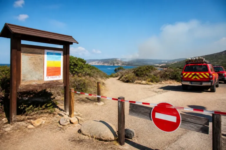 Incendies : la Corse‑du‑Sud placée en vigilance renforcée, prudence demandée