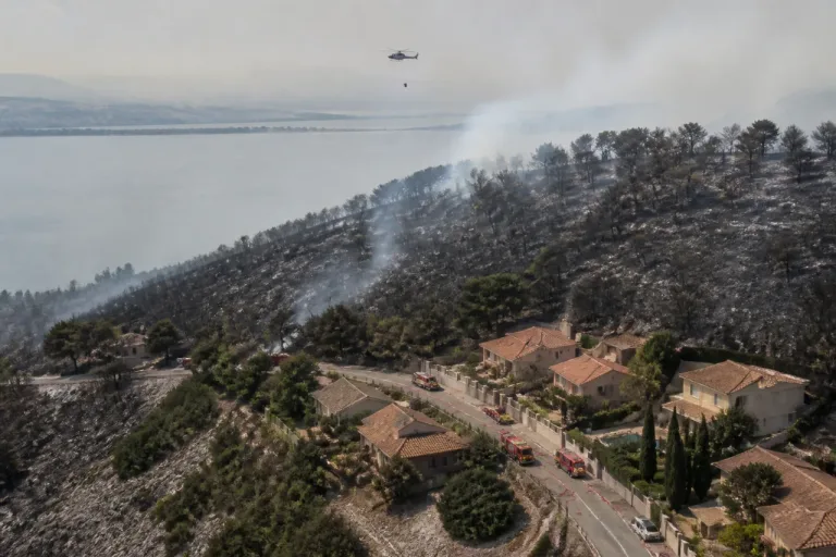 Incendies près de Marseille : feux « fixés » ou « stabilisés », l’État se réunit en ville