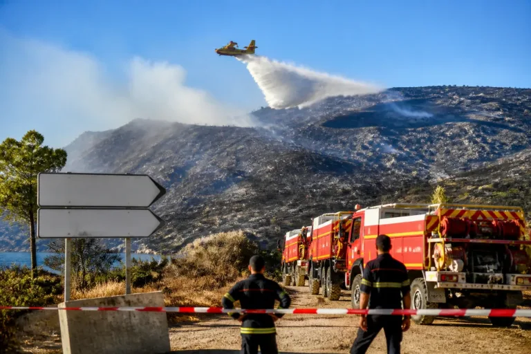 Incendies: vigilance rouge maintenue, 275 ha brûlés à Rognac et Lançon, l’État en alerte