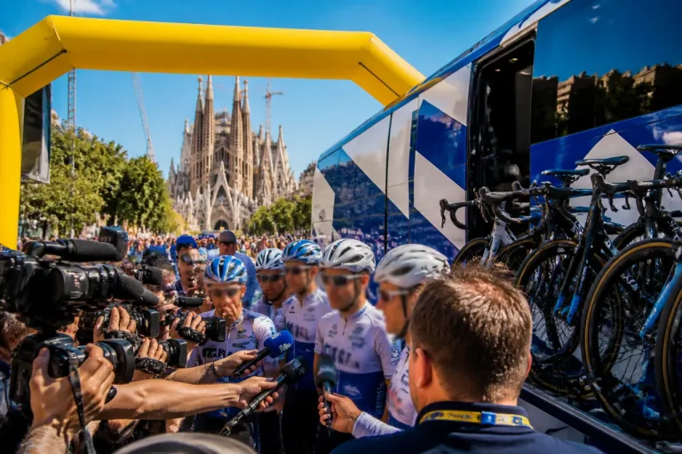 Iniesta s’affiche au départ du Tour et affirme que le cyclisme est plus dur que le foot