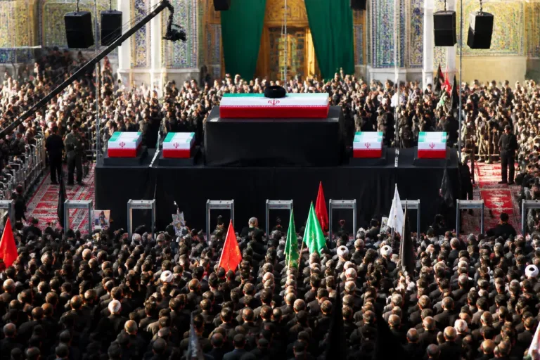 À Téhéran, une semaine de funérailles pour l’ayatollah Khamenei sous forte mobilisation