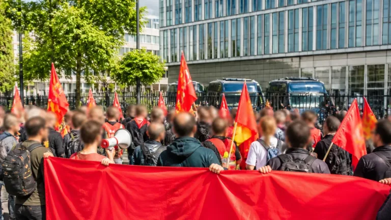 Issy-les-Moulineaux : la CGT bloque le siège de Sodexo après l'annonce de 1 097 suppressions d'emplois