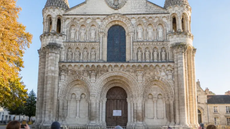 La cathédrale Saint‑Pierre d’Angoulême fermée temporairement : pourquoi les portes restent closes