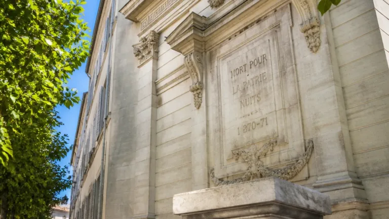 La façade Nardini, mystère et élégance au bas de la rue César-Campinchi
