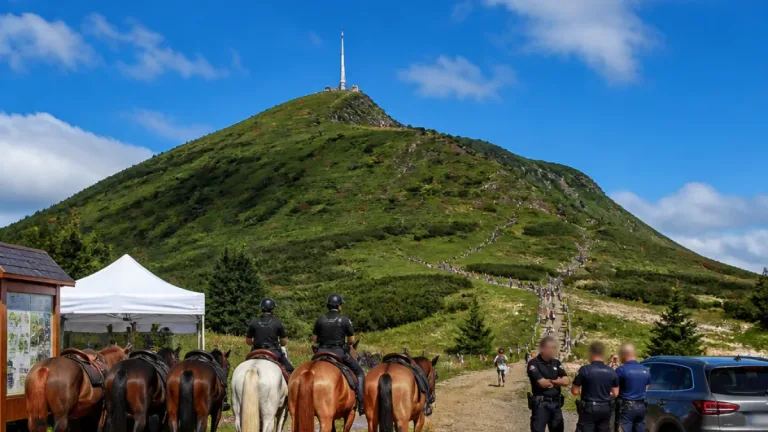 La Garde républicaine à cheval patrouille cet été sur la Chaîne des Puys