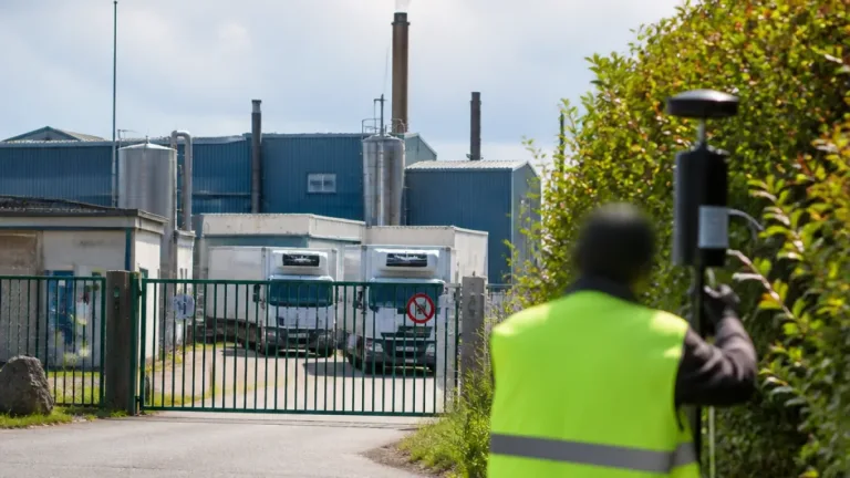 La préfecture retire l’ordre d’urgence contre Secanim à Plouvara, des mesures restent en vigueur