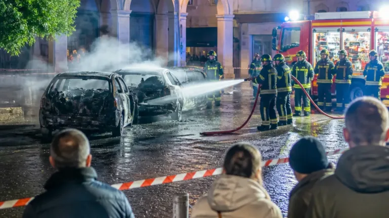 La Roche-sur-Yon : deux voitures parties en fumée place Monseigneur-Deval, l'origine reste inconnue