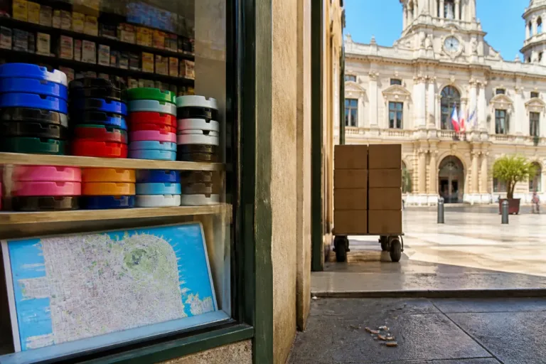 La Rochelle distribue 15 000 cendriers de poche pour lutter contre les mégots dans la ville