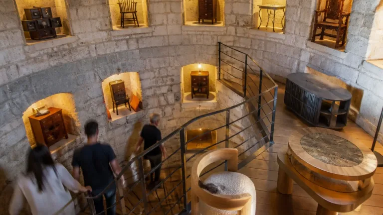 La Rochelle : une exposition mêle meubles anciens et design contemporain dans la tour de la Chaîne