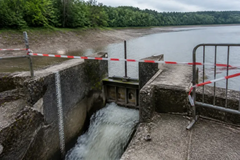 Lac d’Ayron: plainte déposée après l’ouverture frauduleuse des vannes de vidange