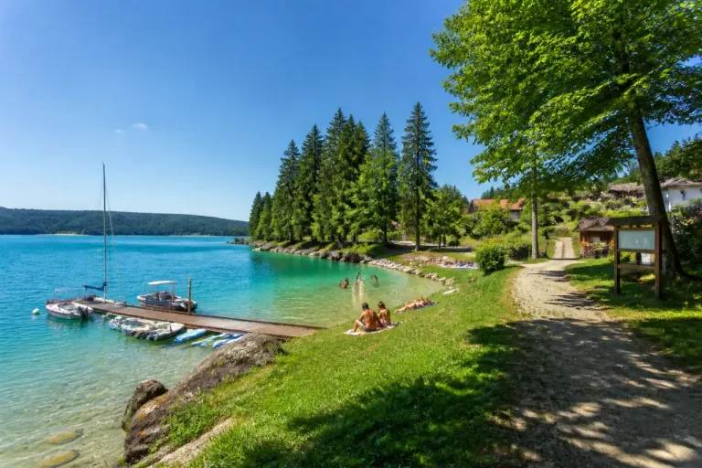 Lacs du Doubs : eaux claires, fraîcheur et tarifs doux pour échapper à la canicule