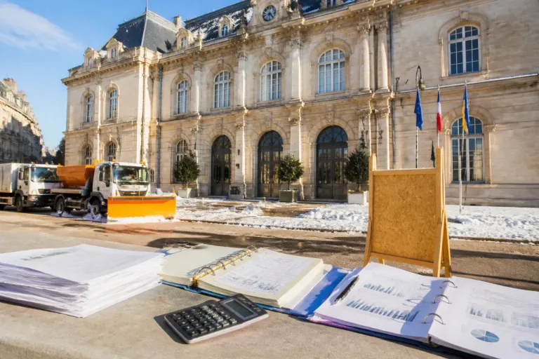 Laval : un déficit de 11,3 millions et des questions sur la gestion municipale