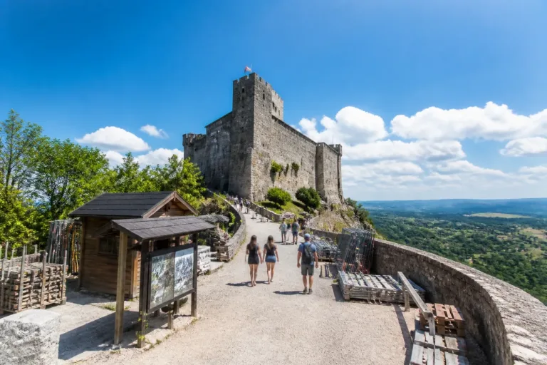 Le château de Portes rouvre ses extérieurs après deux ans de fermeture pour péril