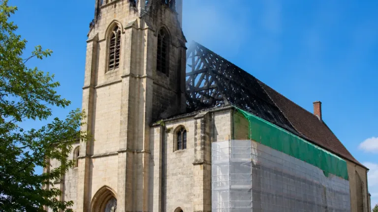 Le clocher de l’église de Montmorot gravement endommagé après un coup de foudre