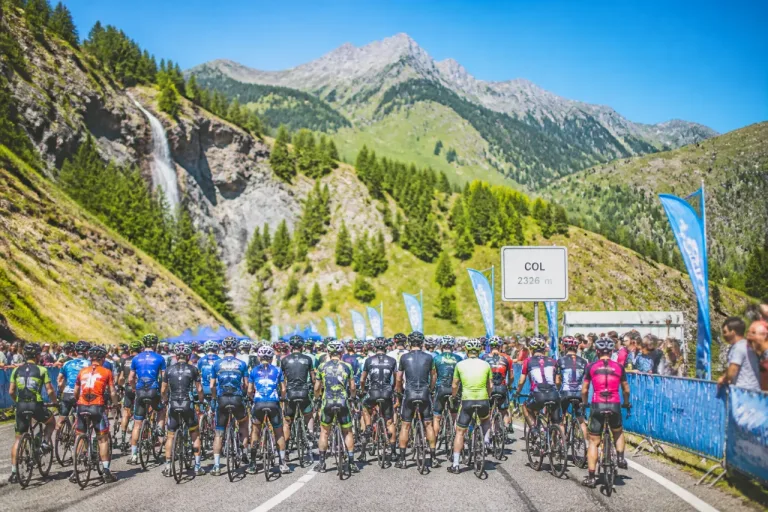 Le col de la Cayolle inauguré en fanfare: plus de 100 cyclistes et des parrains de prestige