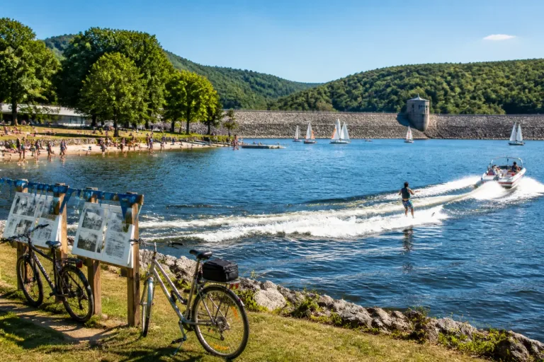Le lac du Causse fête ses 50 ans : animations, baignade et mémoire d’un paysage transformé