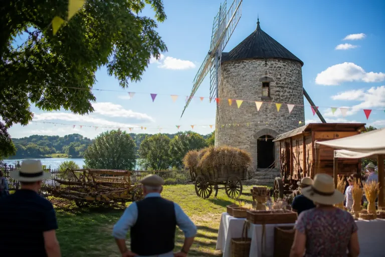 Le moulin de l’Épinay remet la moisson à l’ancienne au cœur de ses Estivales