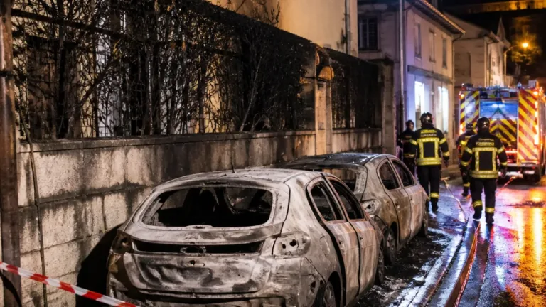 Le Puy-en-Velay : incendie nocturne rue Lobeyrac, deux voitures et une haie calcinées
