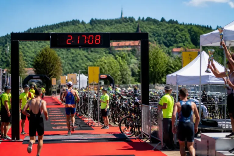 Le Puy-en-Velay : succès et podiums pour les triathlètes locaux au Triathlon des Sucs