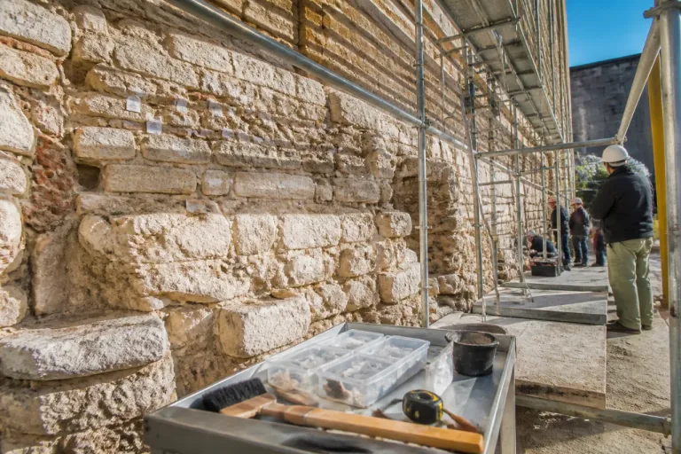 Les murs de Saint‑Pierre à Vienne datés du IVe siècle : un patrimoine romain encore debout