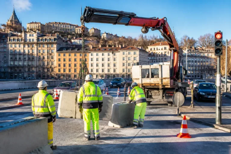Lyon : les plots de sortie du parking Saint‑Jean enfin retirés, retour sur une année de blocage