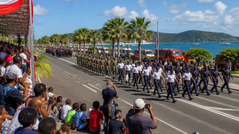 Mamoudzou : le défilé du 14 juillet rassemble forces publiques et habitants sur le front de mer