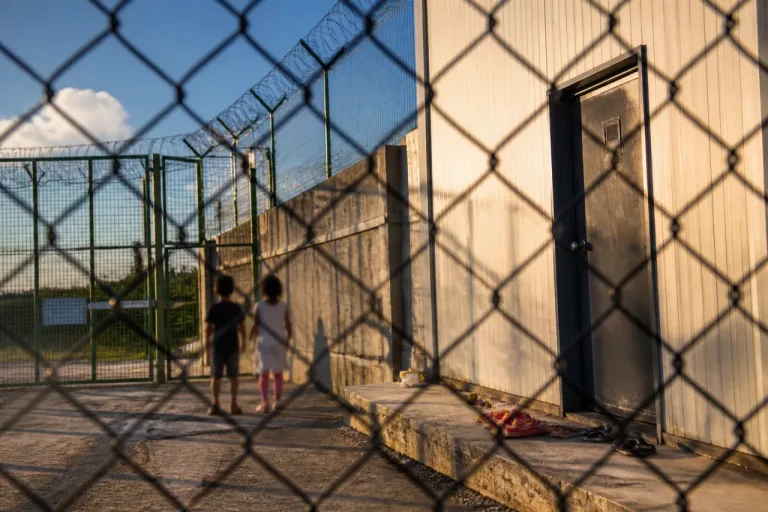 Mayotte : la prolongation de l’enfermement des enfants migrants soulève une vive inquiétude