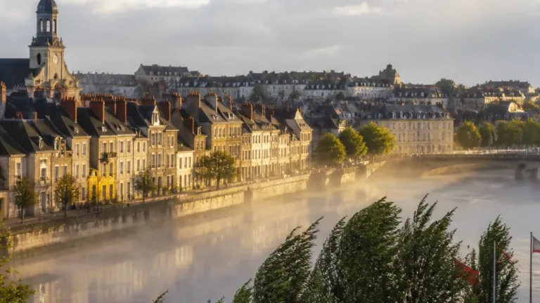 Mercredi 5 août à Mayenne : matinée grise, éclaircies en fin d’après‑midi et vent modéré