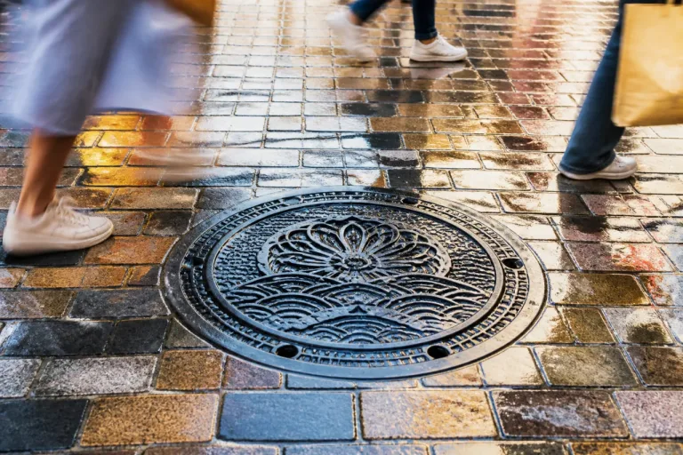 Metz: des plaques d’égout artistiques transforment le centre-ville