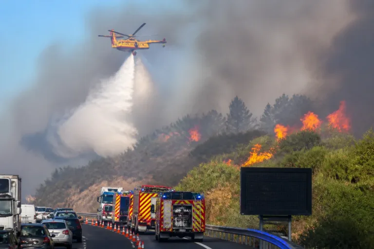 Milhaud: feu en cours aux abords de l’A9, hélicoptère mobilisé et circulation ralentie