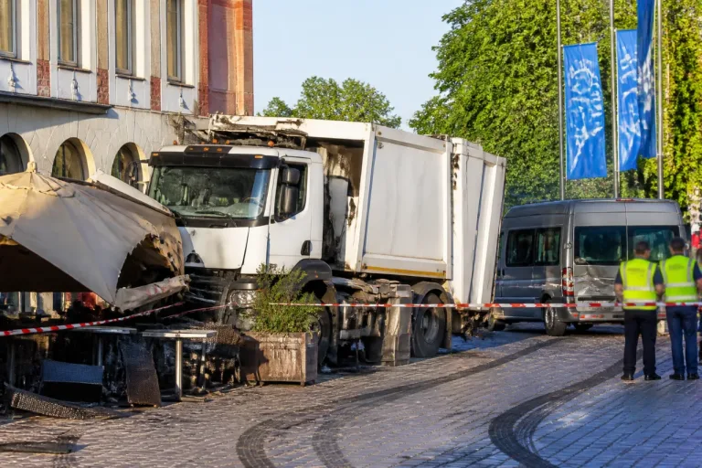Mont-de-Marsan : un camion de collecte s’encastre dans la terrasse d’un restaurant, aucune victime