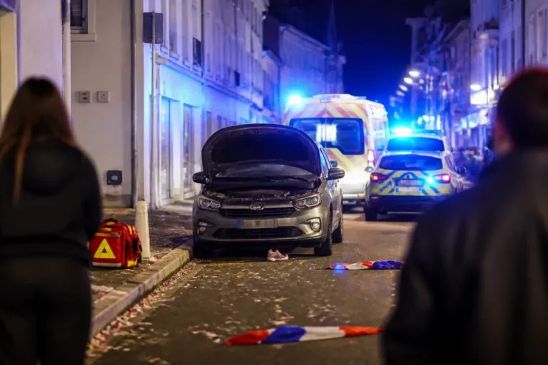 Mont-de-Marsan : un enfant chute du capot d'une voiture lors des célébrations, enquête ouverte