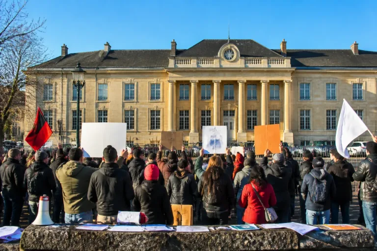 Mont-de-Marsan : une trentaine de personnes mobilisées pour une loi 'intégrale' contre les violences sexuelles